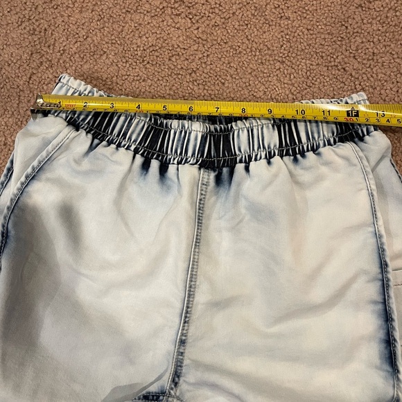 SHEIN Elastic Waist Dolphin Denim shorts - Picture 4 of 8